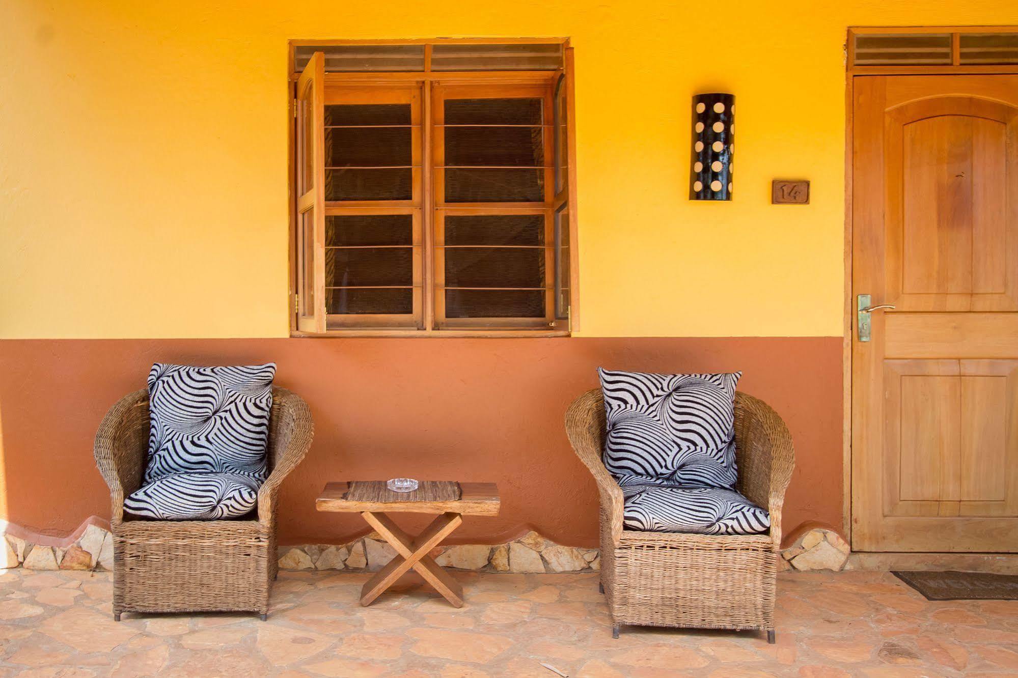 2 Friends Guest House Jinja Exterior photo