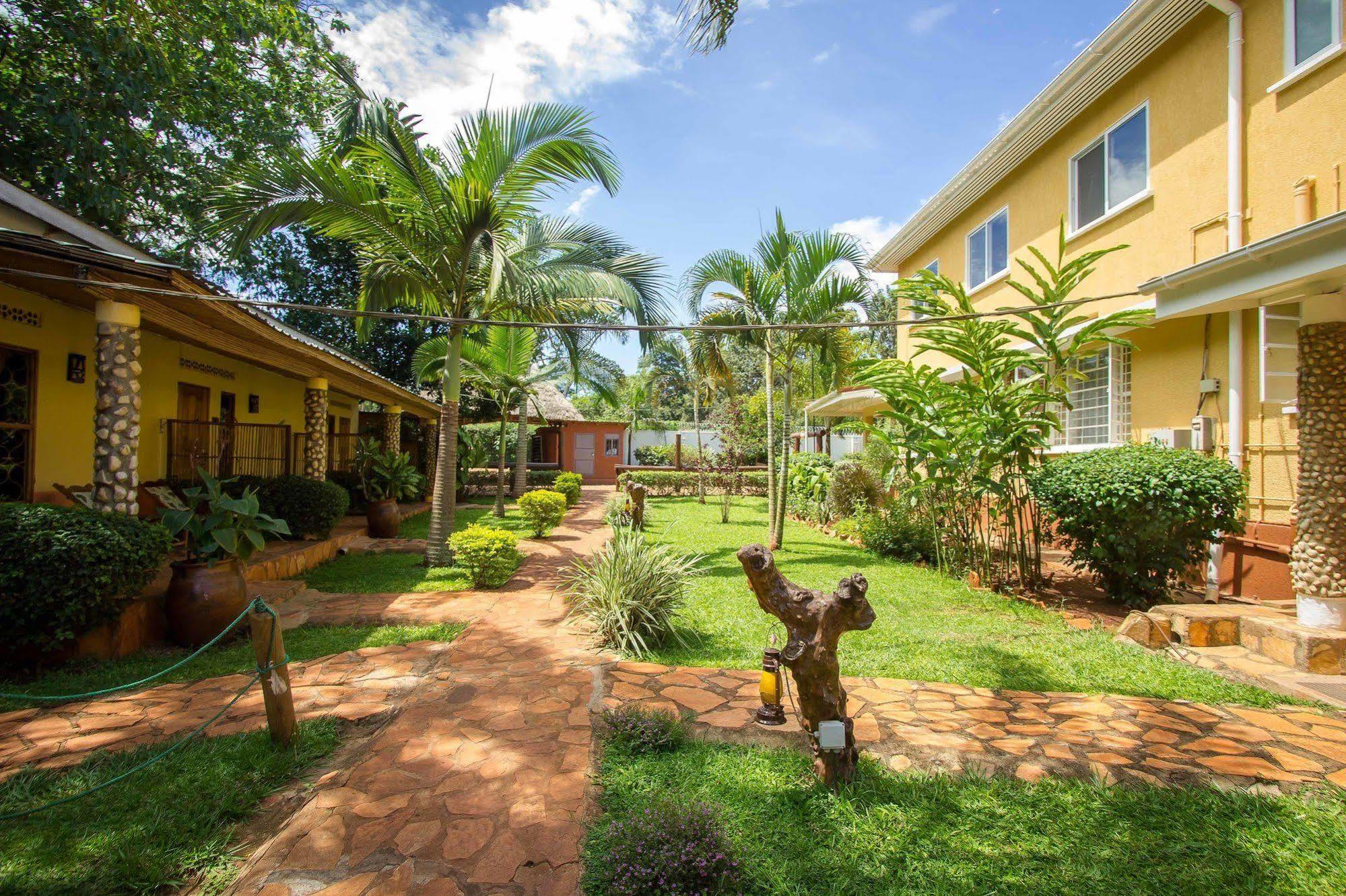 2 Friends Guest House Jinja Exterior photo